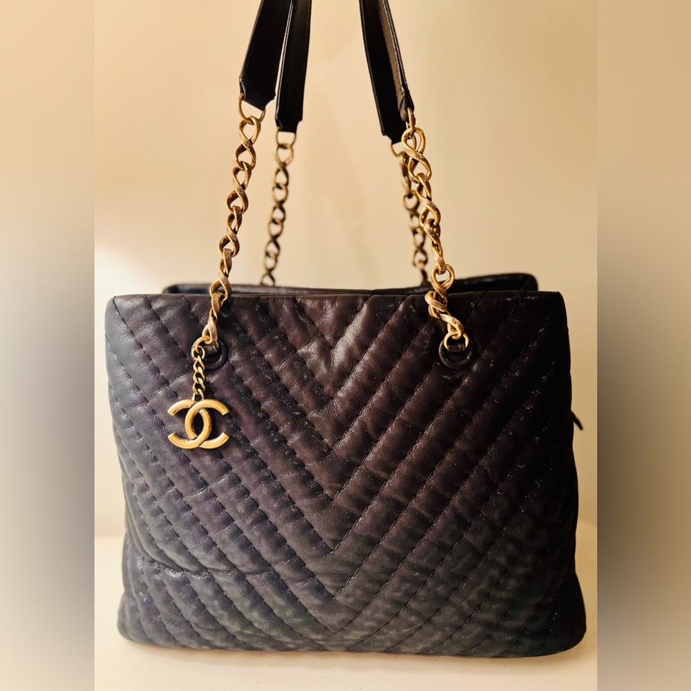 Chanel Tote Surpique CC Charm Large Chevron Iridescent Black